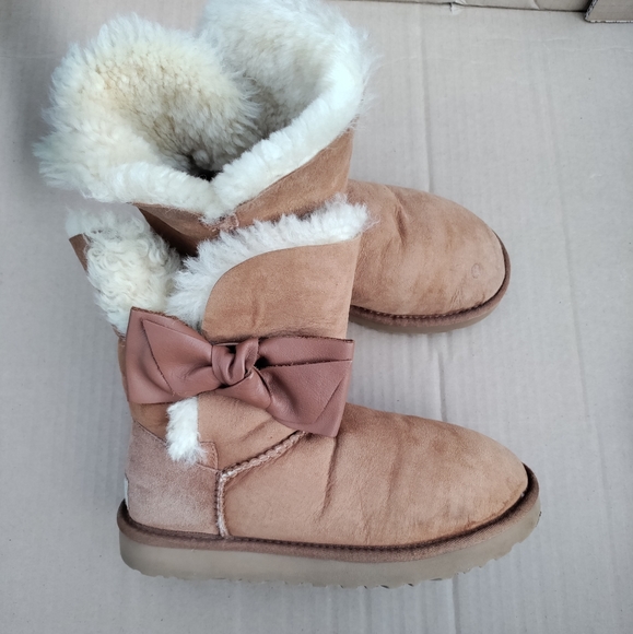 UGG | Daelynn Chestnut Shearling Boot w/ Bows Size 6 Womens - Picture 2 of 15